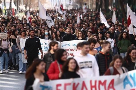 Gr Ki Sudenti Iza Li Na Ulice Raste Bes U Zemlji Posle Sudara Vozova