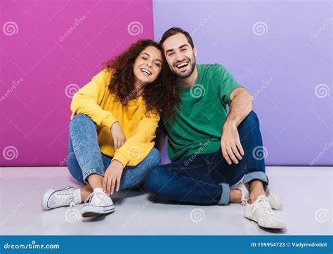 Portrait Dun Couple De Caucasiens Heureux Vêtus De Vêtements Colorés