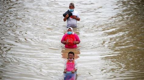 Al Menos Muertos Y M S De Mil Evacuados Por Raras Inundaciones En