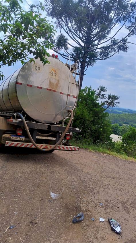 Homem morre em acidente envolvendo moto e caminhão no interior de