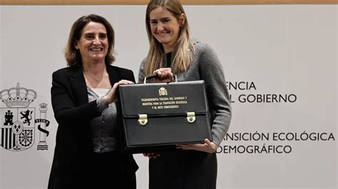 Sara Aagesen Recibe La Cartera Del Miteco De Manos De Ribera Y Alaba Su