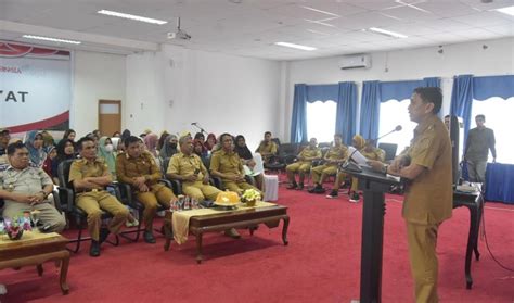 Pj Bupati Buton Serahkan Sertifikat Program PTSL Dan Redistribusi Tanah