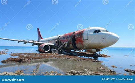 Passenger Aircraft Crashes in a Ocean Clear Sky Stock Illustration ...