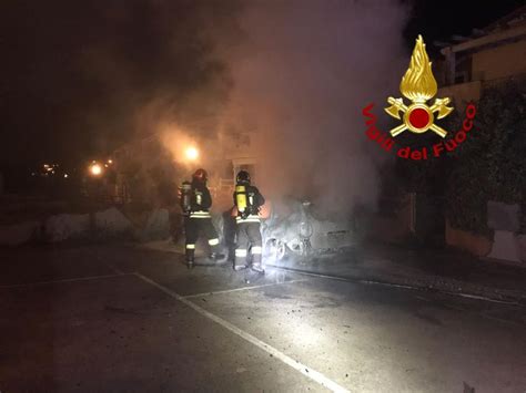 Paura A Viddalba Lauto Prende Fuoco E Le Fiamme Lambiscono Una