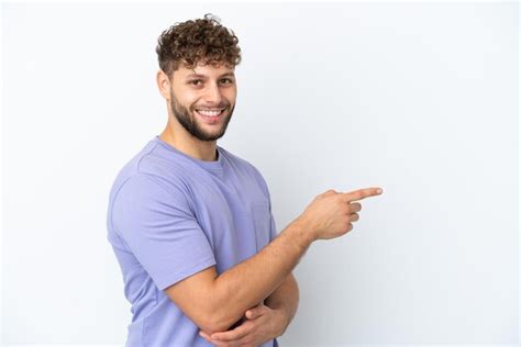 Jovem Homem Caucasiano Bonito Isolado No Fundo Branco Apontando O Dedo