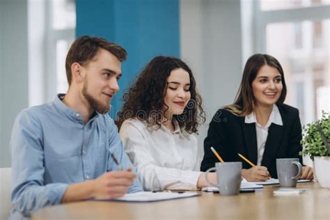 Volle Konzentration Bei Der Arbeit Unternehmensteamarbeitskollegen Die