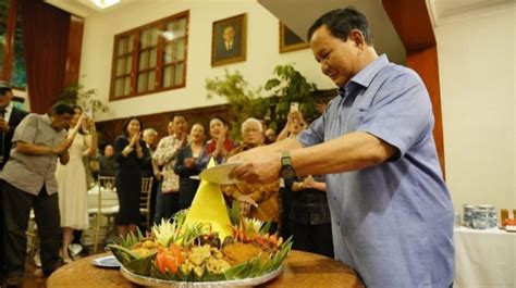 Momen Menarik Pesta Ulang Tahun Prabowo Ke 72 Kasih Tumpeng Ke Mantan