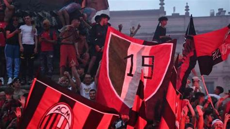 Milan Campione D Italia Rossoneri Arrivati In Sede Ora Inizia La Festa