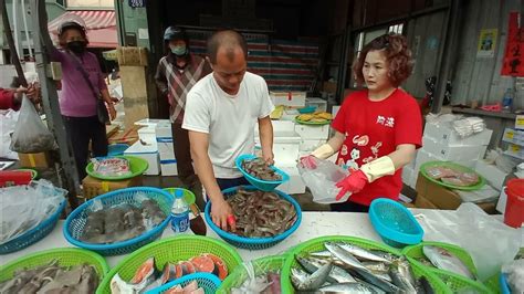 阿源問客人要買幾份鱈魚角 客人說2份 阿源說客人真阿沙力 台中大雅市場 海鮮叫賣哥阿源 Taiwan Seafood Auction