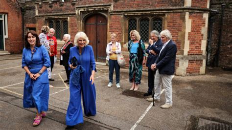 Pucker Up Dames Judi Dench And Joanna Lumley Greeted Like Old Pals By