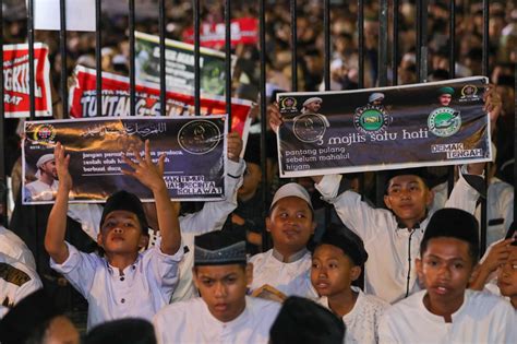 Jateng Bersholawat Dipenuhi Ribuan Warga Muslim Dan Santri