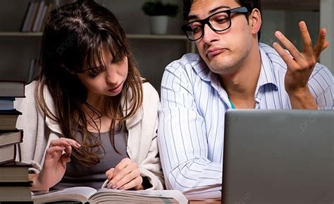 Los Dos Estudiantes Que Estudian Tarde Se Preparan Para Los Exámenes