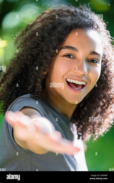 Femme Métisse Tenir Banque De Photographies Et Dimages à Haute Résolution Alamy