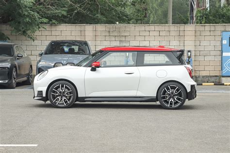 【电动mini Cooper452km Cooper Se 赛车手正侧车头向左水平图片 汽车图片大全】 易车