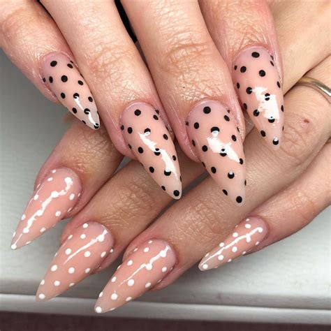 Manicure Bianca E Nera Un Classico Che Non Passa Mai Di Moda