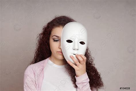 Verdrietig Meisje Verbergen Gezicht Achter Masker Stockfoto Crushpixel