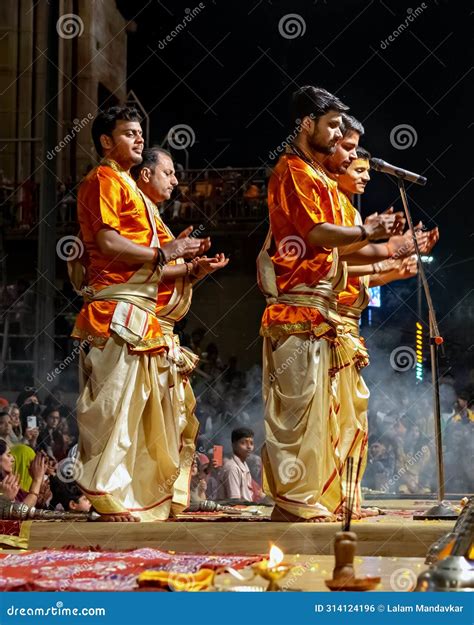 Padres Que Executam Ganga Aarti Nas Margens De Santas Ganges De Rios