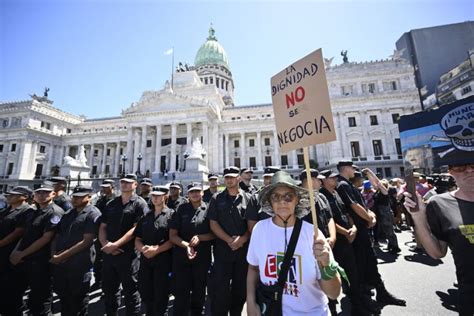 Reformas económicas de Milei enfrentan obstáculos en Congreso La Razón