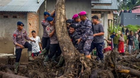 Zahl Der Toten Durch Hochwasser Und Ger Lllawinen In Indonesien Auf