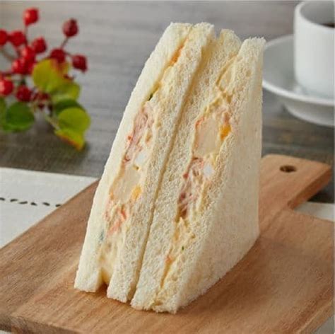 FamilyMart "Fruche Sandwich (Strawberry)" I'm curious! New arrival of ...