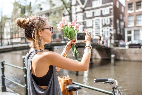 Turista Joven Fotografiando Hermosos Edificios En El Canal Del Agua En