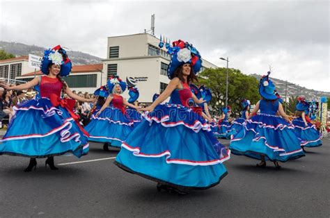 Desfile Del Festival De La Flor De Madeira En Funchal En La Isla De