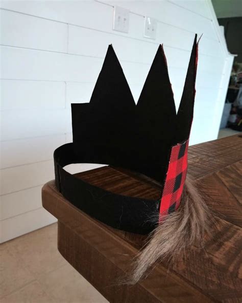 Birthday Crown (No-Sew And Make In 10 Minutes) - DIY Couple Blog