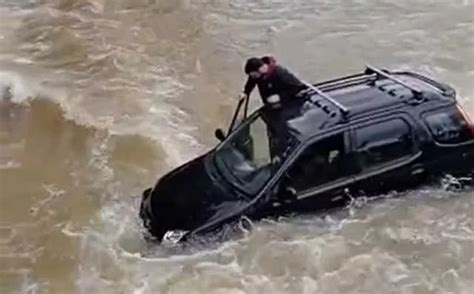 Youtg Net Bloccati Nell Auto In Mezzo Al Rio Quirra In Piena Salvati