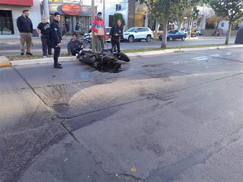 Un motociclista chocó contra una camioneta estacionada en plena Libertador