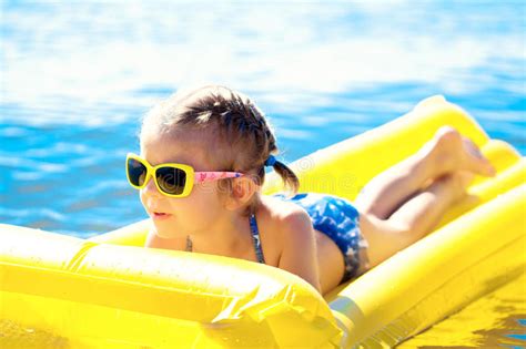 Natation De Petite Fille Sur Le Matelas Gonflable De Plage Photo Stock