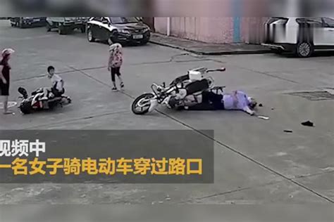 民警骑摩托车过路口撞上电动车