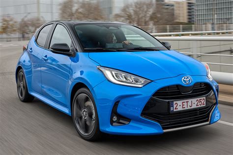 Novo Toyota Yaris tem motor híbrido mais forte e chega a fazer 25 6 km