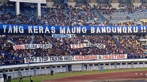 Persib Bandung Vs Borneo Fc Di Stadion Gelora Bandung Lautan Api Bojan