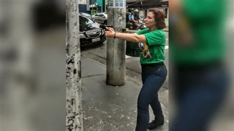 Deputada Carla Zambelli Saca E Aponta Arma Para Homem Na Rua Em Sp