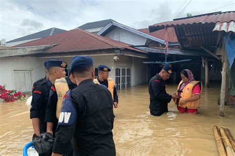 Polda Jambi Kirim Satbrimob Evakuasi Korban Banjir Di Sungai Penuh