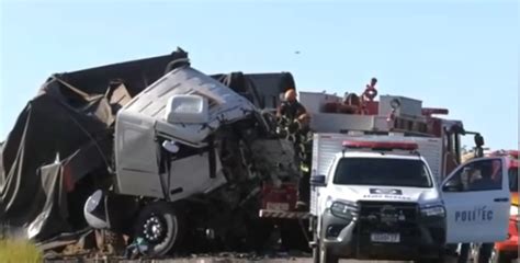 Colisão frontal termina na morte de dois caminhoneiros em Mato Grosso