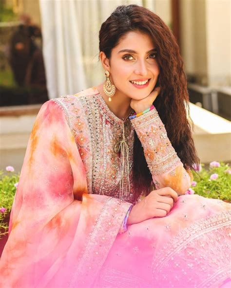 Ayeza Khan Looks Ethereal In Latest Bridal Shoot Lens