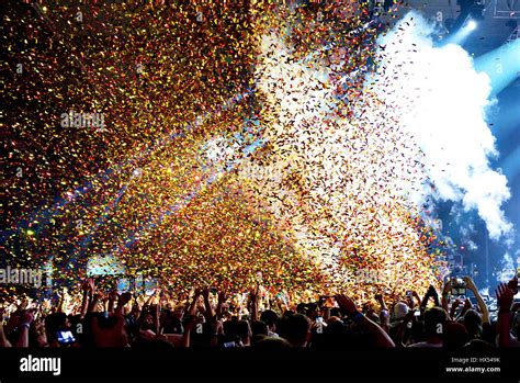 Confetti Crowd Hi Res Stock Photography And Images Alamy