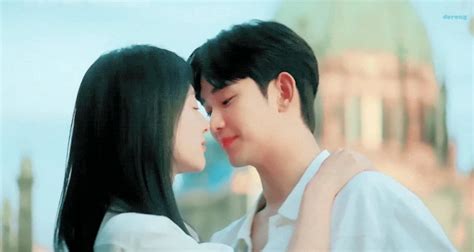 Ekspresi Kim Soo Hyun Di Sela Ciuman Hot Queen Of Tears Jadi Perbincangan