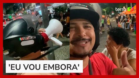 Motoboy Inova Ao Usar Megafone Para Chamar Passageiros Que Se Atrasam