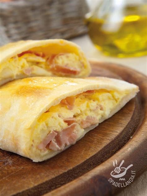 Calzone Con Mozzarella E Prosciutto Cotto Spadellandia It Ricetta