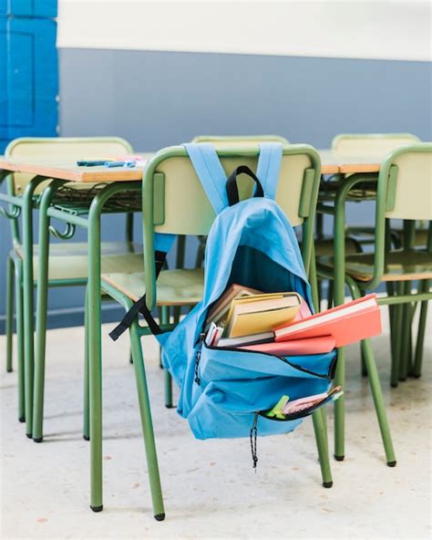 Silla Con Mochila En El Colegio Foto Gratis