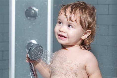 Beb Feliz E Engra Ado Toma Banho Na Banheira Gua E Espuma Crian A