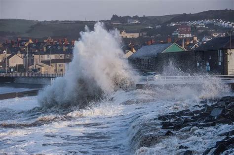 Wales Weather 80mph Gales And Heavy Rain To Hit On Friday Wales Online