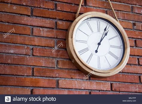 Fermer moyen tiré d un horloge murale en bois avec chiffres romains