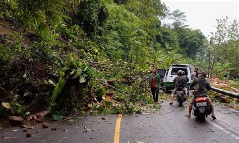 Tebing Setinggi 20 Meter Di Bantargadung Sukabumi Longsor Akses Jalan