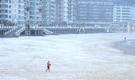 San Sebasti N La Nieve Llega A La Playa De La Concha El Diario Vasco