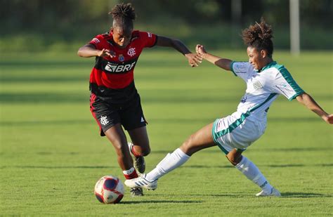 Flamengo vence a Cabofriense e mantém 100 de aproveitamento no Carioca