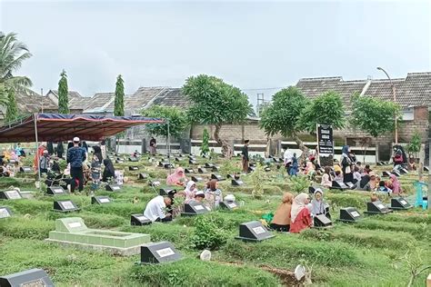 Tradisi Warga Banyuwangi Sambut Bulan Ramadan Ziarah Ke Makam Hingga