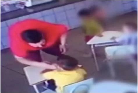 Crian A De Anos Agredida Tapas Por Funcion Rio De Escola Em Go